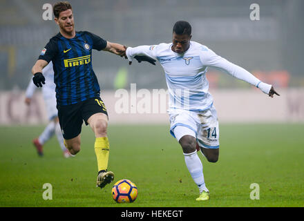 Mailand, Italien. 21. Dezember 2016. Cristian Ansaldi (links) der FC Internazionale und Balde Diao Keita SS Lazio kämpfen um den Ball in die Serie A Fußballspiel zwischen FC Internazionale und SS Lazio. Inter gewinnt 3-0 über SS Lazio. Bildnachweis: Nicolò Campo/Alamy Live-Nachrichten Stockfoto