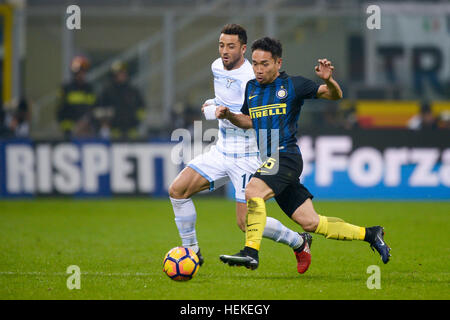 Mailand, Italien. 21. Dezember 2016. Felipe Anderson (links) Spiel der SS Lazio und Yuto Nagatomo von FC Internazionale Comepte für den Ball während der Fußball-Serie A zwischen FC Internazionale und SS Lazio. Inter gewinnt 3-0 über SS Lazio. Bildnachweis: Nicolò Campo/Alamy Live-Nachrichten Stockfoto