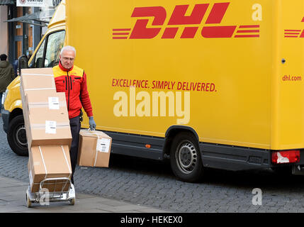 Braunschweig, Deutschland. 21. Dezember 2016. Die Paket-Zusteller Hans-Joachim Harnagel nimmt Pakete durch die Fußgängerzone während einer Lieferung Runde in Braunschweig, Deutschland, 21. Dezember 2016. Rund 280 Päckchen und Pakete liefern wir an ihre Empfänger während einer Reise durch die Innenstadt von Braunschweig. Foto: Holger Hollemann/Dpa/Alamy Live News Stockfoto