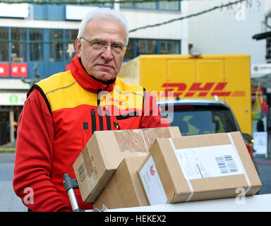Die Paket-Zusteller nimmt Hans-Joachim Harnagel Pakete durch die Fußgängerzone während einer Lieferung runden Braunschweig, Deutschland, 21. Dezember 2016. Rund 280 Päckchen und Pakete liefern wir an ihre Empfänger während einer Reise durch die Innenstadt von Braunschweig. Foto: Holger Hollemann/dpa Stockfoto