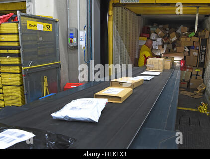 Paket-Zusteller, die Hans-Joachim Harnagel liest den Code auf ein Paket mit einem Scanner bei der DHL-Lieferung Basis Braunschweig, Deutschland, 21. Dezember 2016. Danach wird Harnagel 280 Päckchen und Pakete an ihre Empfänger während einer Reise durch die Innenstadt von Braunschweig liefern. Foto: Holger Hollemann/dpa Stockfoto