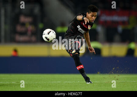 Köln, Deutschland. 21. Dezember 2016. Leverkusens Wendell spielt den Ball in der deutschen Bundesliga-Fußballspiel zwischen 1. FC Köln und Bayer Leverkusen im Publikumseingänge-Stadion in Köln, Deutschland, 21. Dezember 2016. Foto: Jonas Güttler/Dpa/Alamy Live News Stockfoto