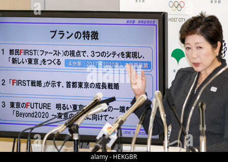 Tokio, Japan. 22. Dezember 2016. Tokyo Gouverneur Yuriko Koike spricht während ihrer regelmäßigen Pressekonferenz in Tokyo Metropolitan Government, die aufbauend auf 22. Dezember 2016, Tokio, Japan. Koike bekannt Tokio Regierung erste Zukunft Tokio Plan für den Zeitraum 2017-2020. Der Plan gliedert sich in drei Abschnitte (sichere Stadt, Diverse City und Smart City), die Stadt für die nächsten Olympischen Spiele im Jahr 2020 vorzubereiten. © Rodrigo Reyes Marin/AFLO/Alamy Live-Nachrichten Stockfoto