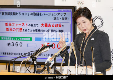 Tokio, Japan. 22. Dezember 2016. Tokyo Gouverneur Yuriko Koike spricht während ihrer regelmäßigen Pressekonferenz in Tokyo Metropolitan Government, die aufbauend auf 22. Dezember 2016, Tokio, Japan. Koike bekannt Tokio Regierung erste Zukunft Tokio Plan für den Zeitraum 2017-2020. Der Plan gliedert sich in drei Abschnitte (sichere Stadt, Diverse City und Smart City), die Stadt für die nächsten Olympischen Spiele im Jahr 2020 vorzubereiten. © Rodrigo Reyes Marin/AFLO/Alamy Live-Nachrichten Stockfoto