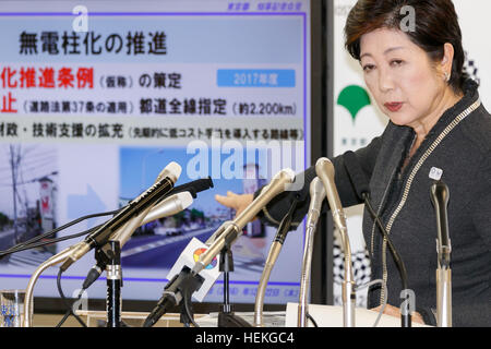 Tokio, Japan. 22. Dezember 2016. Tokyo Gouverneur Yuriko Koike spricht während ihrer regelmäßigen Pressekonferenz in Tokyo Metropolitan Government, die aufbauend auf 22. Dezember 2016, Tokio, Japan. Koike bekannt Tokio Regierung erste Zukunft Tokio Plan für den Zeitraum 2017-2020. Der Plan gliedert sich in drei Abschnitte (sichere Stadt, Diverse City und Smart City), die Stadt für die nächsten Olympischen Spiele im Jahr 2020 vorzubereiten. © Rodrigo Reyes Marin/AFLO/Alamy Live-Nachrichten Stockfoto