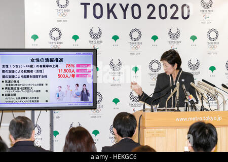 Tokio, Japan. 22. Dezember 2016. Tokyo Gouverneur Yuriko Koike spricht während ihrer regelmäßigen Pressekonferenz in Tokyo Metropolitan Government, die aufbauend auf 22. Dezember 2016, Tokio, Japan. Koike bekannt Tokio Regierung erste Zukunft Tokio Plan für den Zeitraum 2017-2020. Der Plan gliedert sich in drei Abschnitte (sichere Stadt, Diverse City und Smart City), die Stadt für die nächsten Olympischen Spiele im Jahr 2020 vorzubereiten. © Rodrigo Reyes Marin/AFLO/Alamy Live-Nachrichten Stockfoto