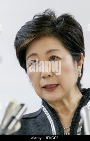 Tokio, Japan. 22. Dezember 2016. Tokyo Gouverneur Yuriko Koike spricht während ihrer regelmäßigen Pressekonferenz in Tokyo Metropolitan Government, die aufbauend auf 22. Dezember 2016, Tokio, Japan. Koike bekannt Tokio Regierung erste Zukunft Tokio Plan für den Zeitraum 2017-2020. Der Plan gliedert sich in drei Abschnitte (sichere Stadt, Diverse City und Smart City), die Stadt für die nächsten Olympischen Spiele im Jahr 2020 vorzubereiten. © Rodrigo Reyes Marin/AFLO/Alamy Live-Nachrichten Stockfoto