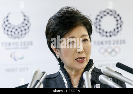 Tokio, Japan. 22. Dezember 2016. Tokyo Gouverneur Yuriko Koike spricht während ihrer regelmäßigen Pressekonferenz in Tokyo Metropolitan Government, die aufbauend auf 22. Dezember 2016, Tokio, Japan. Koike bekannt Tokio Regierung erste Zukunft Tokio Plan für den Zeitraum 2017-2020. Der Plan gliedert sich in drei Abschnitte (sichere Stadt, Diverse City und Smart City), die Stadt für die nächsten Olympischen Spiele im Jahr 2020 vorzubereiten. © Rodrigo Reyes Marin/AFLO/Alamy Live-Nachrichten Stockfoto