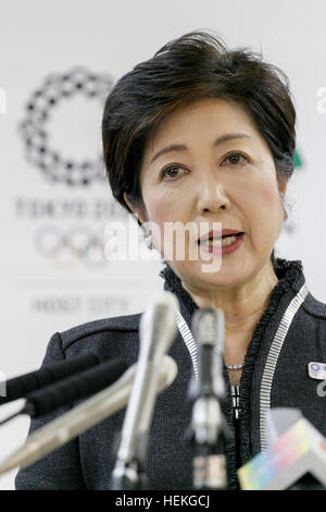 Tokio, Japan. 22. Dezember 2016. Tokyo Gouverneur Yuriko Koike spricht während ihrer regelmäßigen Pressekonferenz in Tokyo Metropolitan Government, die aufbauend auf 22. Dezember 2016, Tokio, Japan. Koike bekannt Tokio Regierung erste Zukunft Tokio Plan für den Zeitraum 2017-2020. Der Plan gliedert sich in drei Abschnitte (sichere Stadt, Diverse City und Smart City), die Stadt für die nächsten Olympischen Spiele im Jahr 2020 vorzubereiten. © Rodrigo Reyes Marin/AFLO/Alamy Live-Nachrichten Stockfoto