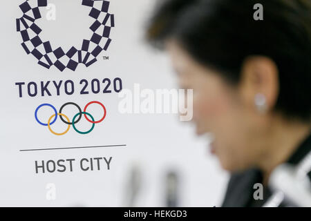 Tokio, Japan. 22. Dezember 2016. Tokyo Gouverneur Yuriko Koike spricht während ihrer regelmäßigen Pressekonferenz in Tokyo Metropolitan Government, die aufbauend auf 22. Dezember 2016, Tokio, Japan. Koike bekannt Tokio Regierung erste Zukunft Tokio Plan für den Zeitraum 2017-2020. Der Plan gliedert sich in drei Abschnitte (sichere Stadt, Diverse City und Smart City), die Stadt für die nächsten Olympischen Spiele im Jahr 2020 vorzubereiten. © Rodrigo Reyes Marin/AFLO/Alamy Live-Nachrichten Stockfoto