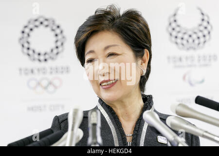 Tokio, Japan. 22. Dezember 2016. Tokyo Gouverneur Yuriko Koike spricht während ihrer regelmäßigen Pressekonferenz in Tokyo Metropolitan Government, die aufbauend auf 22. Dezember 2016, Tokio, Japan. Koike bekannt Tokio Regierung erste Zukunft Tokio Plan für den Zeitraum 2017-2020. Der Plan gliedert sich in drei Abschnitte (sichere Stadt, Diverse City und Smart City), die Stadt für die nächsten Olympischen Spiele im Jahr 2020 vorzubereiten. © Rodrigo Reyes Marin/AFLO/Alamy Live-Nachrichten Stockfoto