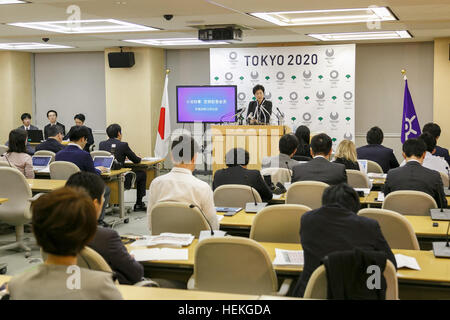 Tokio, Japan. 22. Dezember 2016. Tokyo Gouverneur Yuriko Koike spricht während ihrer regelmäßigen Pressekonferenz in Tokyo Metropolitan Government, die aufbauend auf 22. Dezember 2016, Tokio, Japan. Koike bekannt Tokio Regierung erste Zukunft Tokio Plan für den Zeitraum 2017-2020. Der Plan gliedert sich in drei Abschnitte (sichere Stadt, Diverse City und Smart City), die Stadt für die nächsten Olympischen Spiele im Jahr 2020 vorzubereiten. © Rodrigo Reyes Marin/AFLO/Alamy Live-Nachrichten Stockfoto