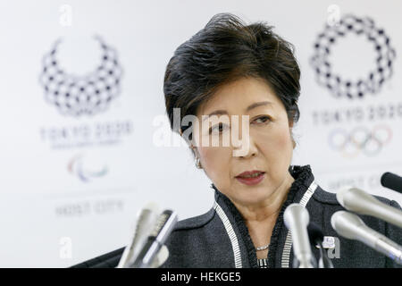 Tokio, Japan. 22. Dezember 2016. Tokyo Gouverneur Yuriko Koike spricht während ihrer regelmäßigen Pressekonferenz in Tokyo Metropolitan Government, die aufbauend auf 22. Dezember 2016, Tokio, Japan. Koike bekannt Tokio Regierung erste Zukunft Tokio Plan für den Zeitraum 2017-2020. Der Plan gliedert sich in drei Abschnitte (sichere Stadt, Diverse City und Smart City), die Stadt für die nächsten Olympischen Spiele im Jahr 2020 vorzubereiten. © Rodrigo Reyes Marin/AFLO/Alamy Live-Nachrichten Stockfoto