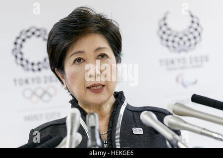 Tokio, Japan. 22. Dezember 2016. Tokyo Gouverneur Yuriko Koike spricht während ihrer regelmäßigen Pressekonferenz in Tokyo Metropolitan Government, die aufbauend auf 22. Dezember 2016, Tokio, Japan. Koike bekannt Tokio Regierung erste Zukunft Tokio Plan für den Zeitraum 2017-2020. Der Plan gliedert sich in drei Abschnitte (sichere Stadt, Diverse City und Smart City), die Stadt für die nächsten Olympischen Spiele im Jahr 2020 vorzubereiten. © Rodrigo Reyes Marin/AFLO/Alamy Live-Nachrichten Stockfoto