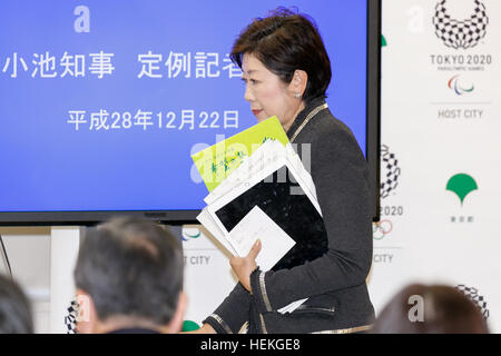 Tokio, Japan. 22. Dezember 2016. Tokyo Gouverneur Yuriko Koike verlässt ihr regelmäßige Pressekonferenz an der Tokyo Metropolitan Government aufbauend auf 22. Dezember 2016, Tokio, Japan. Koike bekannt Tokio Regierung erste Zukunft Tokio Plan für den Zeitraum 2017-2020. Der Plan gliedert sich in drei Abschnitte (sichere Stadt, Diverse City und Smart City), die Stadt für die nächsten Olympischen Spiele im Jahr 2020 vorzubereiten. © Rodrigo Reyes Marin/AFLO/Alamy Live-Nachrichten Stockfoto