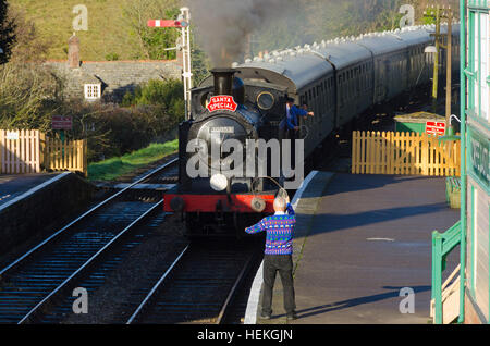 Corfe Castle, Dorset, UK.  22. Dezember 2016.  Ein Stellwerkswärter Austausch von Schlüssel ist mit der Swanage Railway Santa Special Corfe Castle Station an einem schönen klaren sonnigen Morgen passieren.   Foto von Graham Hunt/Alamy Live-Nachrichten Stockfoto