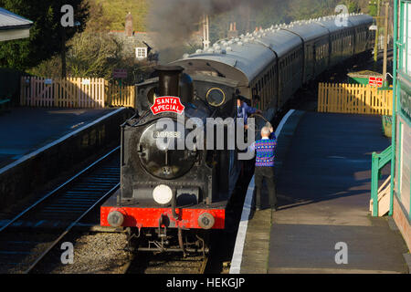 Corfe Castle, Dorset, UK.  22. Dezember 2016.  Ein Stellwerkswärter Austausch von Schlüssel ist mit der Swanage Railway Santa Special Corfe Castle Station an einem schönen klaren sonnigen Morgen passieren.   Foto von Graham Hunt/Alamy Live-Nachrichten Stockfoto