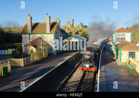 Corfe Castle, Dorset, UK.  22. Dezember 2016.  Das Swanage Railway Santa Special Corfe Castle Station an einem schönen klaren sonnigen Morgen passieren.   Foto von Graham Hunt/Alamy Live-Nachrichten Stockfoto