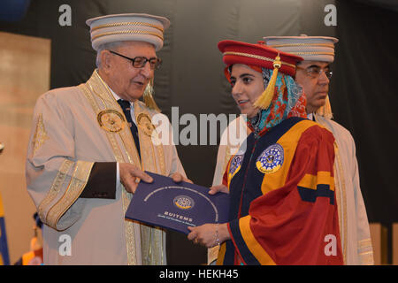 Quetta, Pakistan. 22 Dez, 2016. Gouverneur Balochistan Herr Muhammad Khan Achakzai Auszeichnungen Grad erfolgreicher Schüler während der 12. jährliche Einberufung Zeremonie von Balochistan Universität Information Technology Engineering und Management sciences am Donnerstag, Dezember 22, 2016 BUITEMS Prämisse in Quetta Pakistan statt. © Din Muhammad Watanpaal/ZMA Fotos/Alamy leben Nachrichten Stockfoto