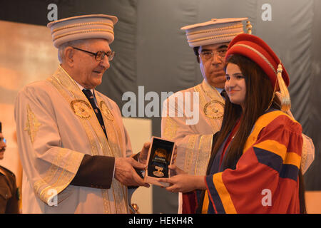 Quetta, Pakistan. 22 Dez, 2016. Gouverneur Balochistan Herr Muhammad Khan Achakzai Auszeichnungen Goldmedaille zu erfolgreicher Schüler während der 12. jährliche Einberufung Zeremonie von Balochistan Universität Information Technology Engineering und Management sciences am Donnerstag, Dezember 22, 2016 BUITEMS Prämisse in Quetta Pakistan statt. © Din Muhammad Watanpaal/ZMA Fotos/Alamy leben Nachrichten Stockfoto