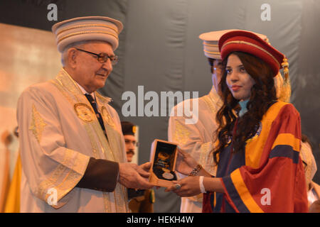 Quetta, Pakistan. 22 Dez, 2016. Gouverneur Balochistan Herr Muhammad Khan Achakzai Auszeichnungen Goldmedaille zu erfolgreicher Schüler während der 12. jährliche Einberufung Zeremonie von Balochistan Universität Information Technology Engineering und Management sciences am Donnerstag, Dezember 22, 2016 BUITEMS Prämisse in Quetta Pakistan statt. © Din Muhammad Watanpaal/ZMA Fotos/Alamy leben Nachrichten Stockfoto