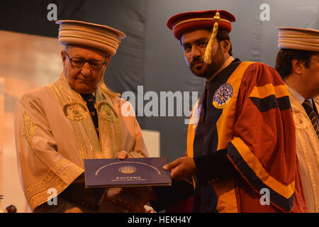 Quetta, Pakistan. 22 Dez, 2016. Gouverneur Balochistan Herr Muhammad Khan Achakzai Auszeichnungen Grad erfolgreicher Schüler während der 12. jährliche Einberufung Zeremonie von Balochistan Universität Information Technology Engineering und Management sciences am Donnerstag, Dezember 22, 2016 BUITEMS Prämisse in Quetta Pakistan statt. © Din Muhammad Watanpaal/ZMA Fotos/Alamy leben Nachrichten Stockfoto