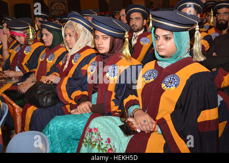 Quetta, Pakistan. 22 Dez, 2016. Die erfolgreichen Teilnehmer hören die Rede von Belutschistan Gouverneur während der 12. jährliche Einberufung Zeremonie von Balochistan Universität Information Technology Engineering und Management sciences am Donnerstag, Dezember 22, 2016 BUITEMS Prämisse in Quetta Pakistan statt. © Din Muhammad Watanpaal/ZMA Fotos/Alamy leben Nachrichten Stockfoto