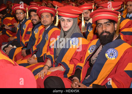 Quetta, Pakistan. 22 Dez, 2016. Die erfolgreichen Teilnehmer hören die Rede von Belutschistan Gouverneur während der 12. jährliche Einberufung Zeremonie von Balochistan Universität Information Technology Engineering und Management sciences am Donnerstag, Dezember 22, 2016 BUITEMS Prämisse in Quetta Pakistan statt. © Din Muhammad Watanpaal/ZMA Fotos/Alamy leben Nachrichten Stockfoto