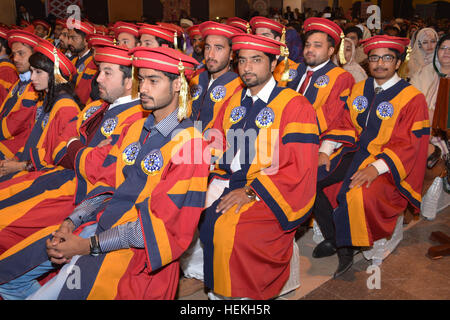 Quetta, Pakistan. 22 Dez, 2016. Die erfolgreichen Teilnehmer hören die Rede von Belutschistan Gouverneur während der 12. jährliche Einberufung Zeremonie von Balochistan Universität Information Technology Engineering und Management sciences am Donnerstag, Dezember 22, 2016 BUITEMS Prämisse in Quetta Pakistan statt. © Din Muhammad Watanpaal/ZMA Fotos/Alamy leben Nachrichten Stockfoto