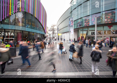 Liverpool One, Merseyside, Vereinigtes Königreich. 22. Dezember 2016.  Weihnachts-Einkäufer waren in Kraft bei der 'Liverpool One' Einkaufszone.  Mit milden Wintertemperaturen & die festliche Jahreszeit nur ein paar Tage weg nutzte versierte Käufer ihre Geschenke in dieser exklusiven Gegend von Liverpool zu kaufen.  © Cernan Elias/Alamy Live News Bildnachweis: Cernan Elias/Alamy Live-Nachrichten Stockfoto