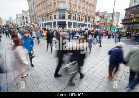 Liverpool, Merseyside, UK. 22. Dez 2016. Weihnachtskäufer wurden in Kraft Am 'Liverpool' Shopping Precinct. Mit milden Temperaturen im Winter und die festliche Jahreszeit nur ein paar Tage weg, savvy Shoppers nutzten ihre Geschenke in dieser exklusiven Gegend von Liverpool zu kaufen. © cernan Elias/Alamy leben Nachrichten Stockfoto