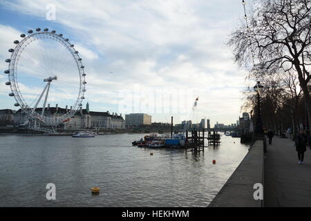 London, UK. 22. Dezember 2016. Marine-Ingenieure konstruieren eine neue Anlegestelle neben Pauls Spaziergang auf dem Damm, den Millennium Pier zu ersetzen, die im Rahmen des Projekts Super Kanalisation abgerissen werden soll. Der neue Pier war geplant, aber bis November 2016 abgeschlossen sein wie diese Fotos zeigen, ist es jetzt Dezember und es noch im Aufbau. Das London Eye und die County Hall kann im Hintergrund gesehen werden. © 2016 Peter Hogan/Alamy Live-Nachrichten Stockfoto