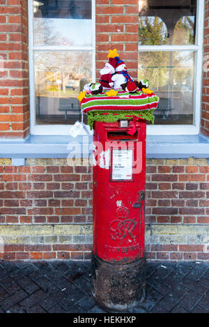 Herne Bay, Kent, UK. 22. Dezember 2016. Viele Briefkästen in Herne Bay, wie dieser vor dem Bahnhof haben gestrickte Charaktere mit einem Weihnachtsthema gekrönt worden. Der Topper sind das Werk von einem lokalen stricken Gruppe mit dem Namen der 'Herne Bay Cosy Crew' © Paul Martin/Alamy Live-Nachrichten Stockfoto