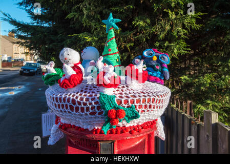 Herne Bay, Kent, UK. 22. Dezember 2016. Viele Briefkästen in Herne Bay, wie diese in der Kings Road, haben von gestrickte Charaktere mit einem Weihnachtsthema gekrönt worden. Der Topper sind das Werk von einem lokalen stricken Gruppe mit dem Namen der 'Herne Bay Cosy Crew' © Paul Martin/Alamy Live-Nachrichten Stockfoto