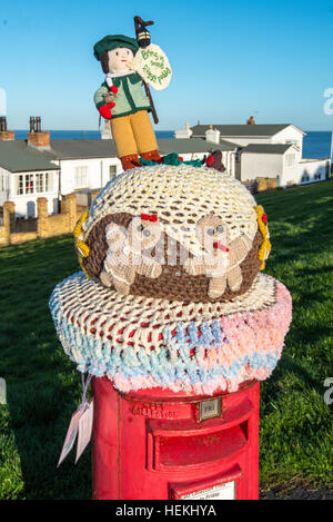 Herne Bay, Kent, UK. 22. Dezember 2016. Viele Briefkästen in Herne Bay, direkt am Meer, wie diese haben von gestrickte Charaktere mit einem Weihnachtsthema gekrönt worden. Der Topper sind das Werk von einem lokalen stricken Gruppe mit dem Namen der 'Herne Bay Cosy Crew' © Paul Martin/Alamy Live-Nachrichten Stockfoto