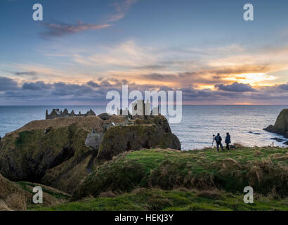 Fotografen, die Erfassung der Sonnenaufgang heute Morgen am Dunnottar Castle, in der Nähe von Aberdeen in Schottland. Stockfoto