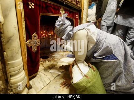 Bethlehem, Westjordanland, Palästinensische Gebiete. 22. Dezember 2016. Afrikaner christliche Pilger suchen Sie nach einem 14-Punkte-Silver-Star auf dem Marmorboden der Grotte in der Geburtskirche, geglaubt, um der Geburtsort von Jesus Christus, in der West Bank Stadt Bethlehem am 22. Dezember 2016 © Wisam Hashlamoun/APA Bilder/ZUMA Draht/Alamy Live News Stockfoto