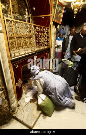 Bethlehem, Westjordanland, Palästinensische Gebiete. 22. Dezember 2016. Afrikaner christliche Pilger suchen Sie nach einem 14-Punkte-Silver-Star auf dem Marmorboden der Grotte in der Geburtskirche, geglaubt, um der Geburtsort von Jesus Christus, in der West Bank Stadt Bethlehem am 22. Dezember 2016 © Wisam Hashlamoun/APA Bilder/ZUMA Draht/Alamy Live News Stockfoto