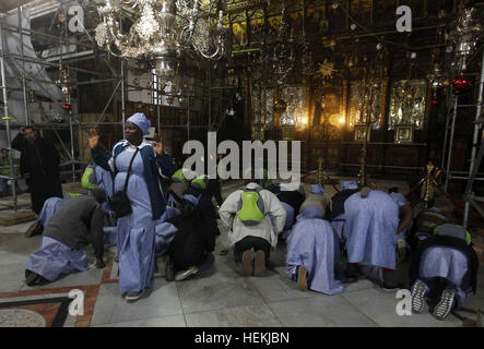 Bethlehem, Westjordanland, Palästinensische Gebiete. 22. Dezember 2016. Afrikaner christliche Pilger beten an der Grotte in der Geburtskirche, geglaubt, um der Geburtsort von Jesus Christus, in der West Bank Stadt Bethlehem am 22. Dezember 2016 © Wisam Hashlamoun/APA Bilder/ZUMA Draht/Alamy Live News Stockfoto