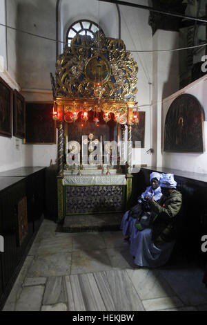 Bethlehem, Westjordanland, Palästinensische Gebiete. 22. Dezember 2016. Afrikaner christliche Pilger beten an der Grotte in der Geburtskirche, geglaubt, um der Geburtsort von Jesus Christus, in der West Bank Stadt Bethlehem am 22. Dezember 2016 © Wisam Hashlamoun/APA Bilder/ZUMA Draht/Alamy Live News Stockfoto