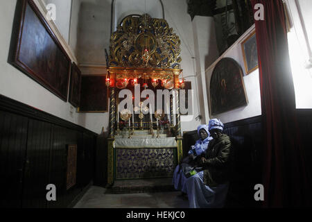 Bethlehem, Westjordanland, Palästinensische Gebiete. 22. Dezember 2016. Afrikaner christliche Pilger beten an der Grotte in der Geburtskirche, geglaubt, um der Geburtsort von Jesus Christus, in der West Bank Stadt Bethlehem am 22. Dezember 2016 © Wisam Hashlamoun/APA Bilder/ZUMA Draht/Alamy Live News Stockfoto