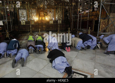 Bethlehem, Westjordanland, Palästinensische Gebiete. 22. Dezember 2016. Afrikaner christliche Pilger beten an der Grotte in der Geburtskirche, geglaubt, um der Geburtsort von Jesus Christus, in der West Bank Stadt Bethlehem am 22. Dezember 2016 © Wisam Hashlamoun/APA Bilder/ZUMA Draht/Alamy Live News Stockfoto