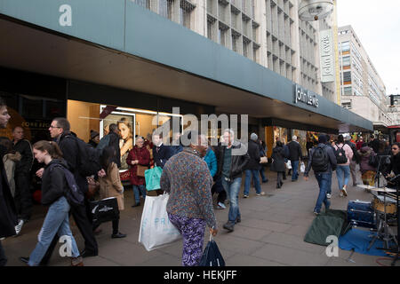 London, UK. 22. Dezember 2016. Last-minute-Weihnachts-Einkäufer in der West End von London © Keith Larby/Alamy Live News Stockfoto