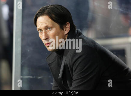 Köln, Deutschland. 21. Dezember 2016. Bundesliga-Spieltag 16, 1. FC Köln - Bayer Leverkusen: Manager Roger Schmidt (Leverkusen). © Jürgen Schwarz/Alamy Live-Nachrichten Stockfoto