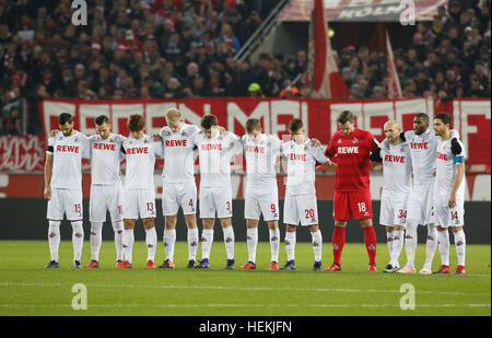 Köln, Deutschland. 21. Dezember 2016. Bundesliga-Spieltag 16, 1. FC Köln - Bayer Leverkusen: Minute des Schweigens FC Köln. © Jürgen Schwarz/Alamy Live-Nachrichten Stockfoto