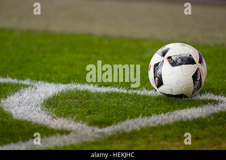 Köln, Deutschland. 21. Dezember 2016. Bundesliga-Spieltag 16, 1. FC Köln - Bayer Leverkusen: Ball bin Viertelkreis. © Jürgen Schwarz/Alamy Live-Nachrichten Stockfoto