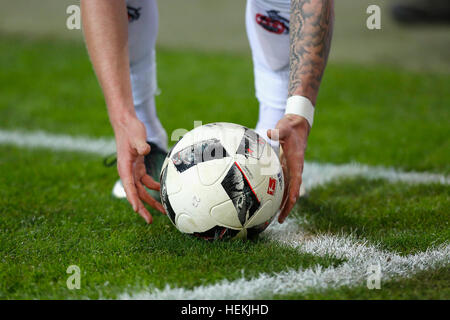 Köln, Deutschland. 21. Dezember 2016. Bundesliga-Spieltag 16, 1. FC Köln - Bayer Leverkusen: Ball bin Viertelkreis. © Jürgen Schwarz/Alamy Live-Nachrichten Stockfoto