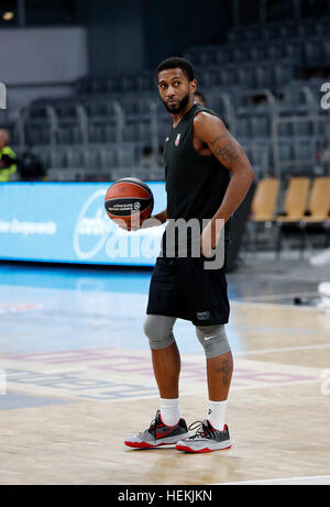 Bamburg, Deutschland. 22. Dezember 2016. Bambergs Neuzugang Jerel McNeal wärmt aber nicht spielen wird vor dem Euroleaue-Basketball-Spiel zwischen den Brose Baskets Bamberg und Olympiacos b.c. in der Brose Arena in Bamburg, Deutschland, 22. Dezember 2016. McNeal einen zwei-Monats-Vertrag mit der Möglichkeit der Verlängerung bis zum Ende der Saison mit Bamberg. Foto: Daniel Löb/Dpa/Alamy Live News Stockfoto