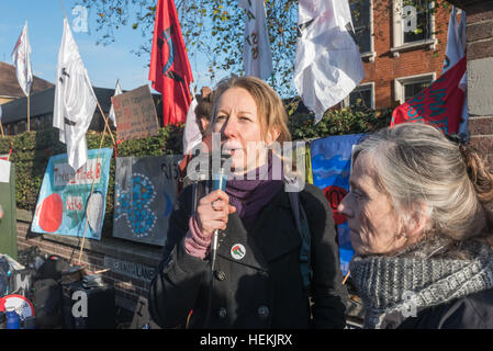 London, UK. 22. Dezember 2016. Ein Aktivist von Rising Up! spricht auf der Protest vor dem Ealing Amtsgericht wo die "M14-15", die Autobahn in Heathrow an einer Protestkundgebung gegen die dritte Start-und Landebahn blockiert waren werden soll. Bildnachweis: Peter Marshall/Alamy Live-Nachrichten Stockfoto