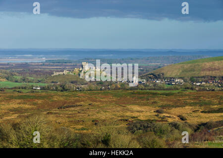 Corfe Castle, Dorset, UK.  22. Dezember 2016.  Großbritannien Wetter.  Blick auf die Ruine und Dorf Corfe Castle in Dorset aus dem Dorf Kingston an einem sonnigen Wintern Morgen.  Bild: Graham Hunt/Alamy Live-Nachrichten Stockfoto